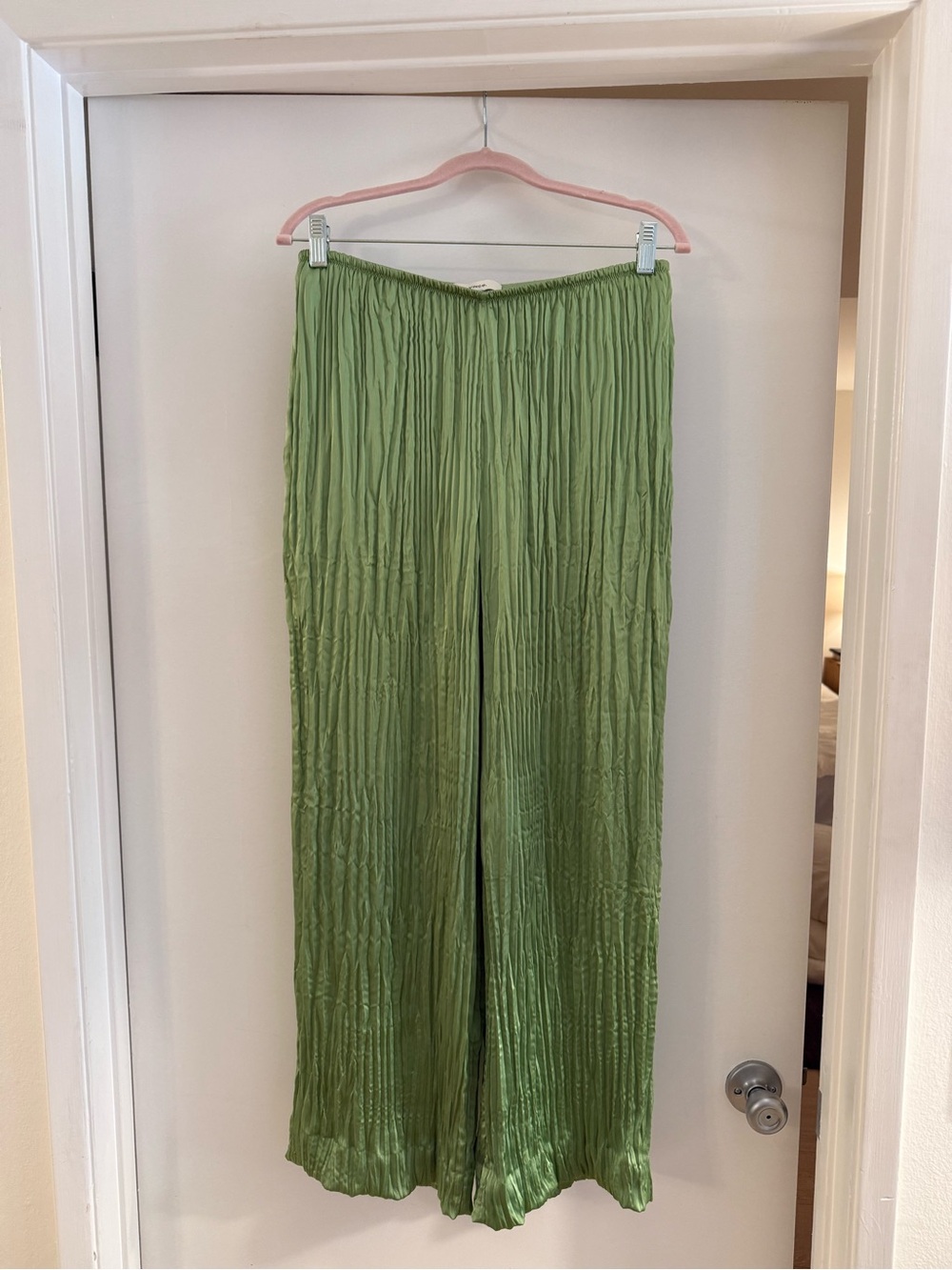 Vince. Pleated Wide-Leg Pants in Green Size Medium